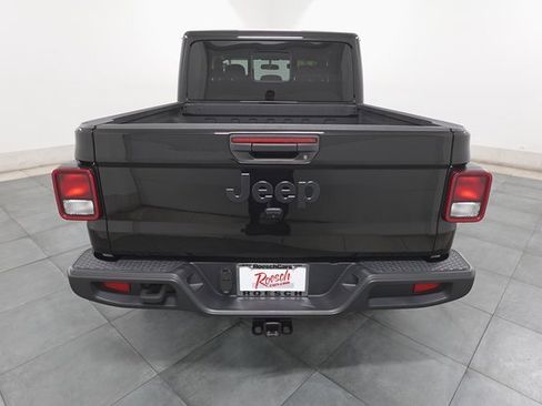Used 2024 Jeep Gladiator Sport image 3