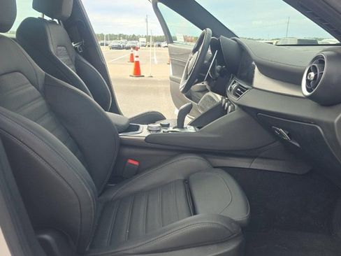 Used 2024 Alfa Romeo Giulia Veloce image 8