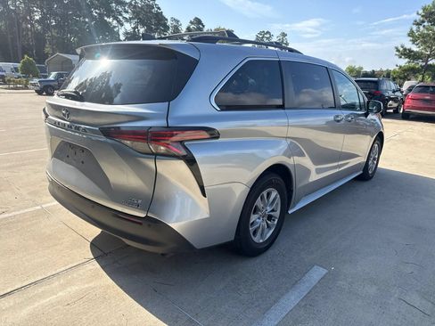 Used 2021 Toyota Sienna XLE FWD image 4