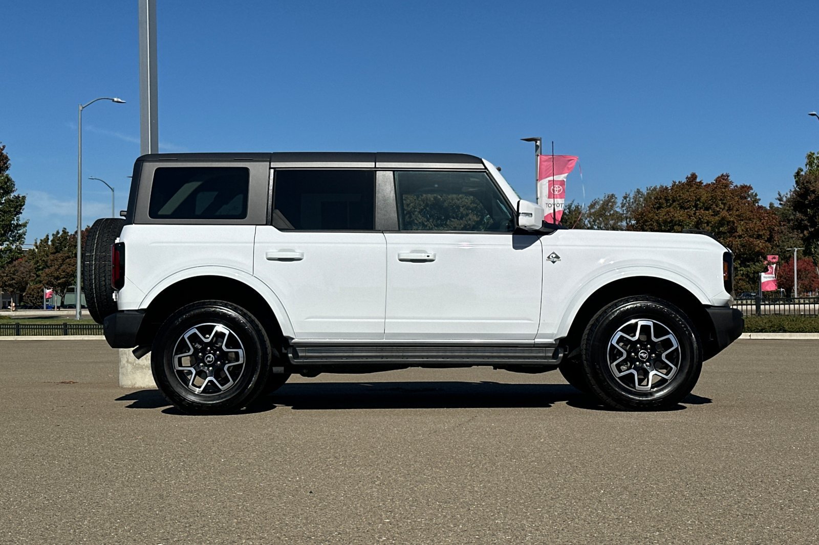 Used 2025 Ford Bronco Outer Banks AWD/4WD image 3
