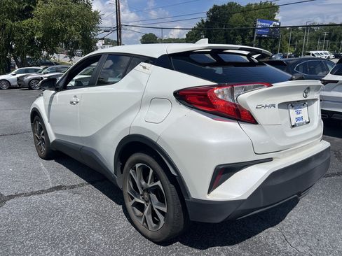 Used 2021 Toyota C-HR XLE FWD image 3