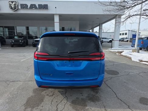 New 2026 Chrysler Pacifica Select image 5