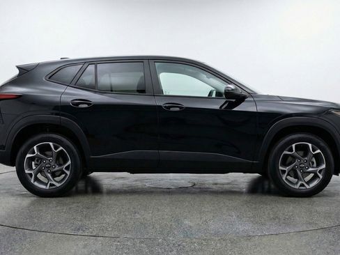 Used 2025 Chevrolet Trax LT w/ LT Convenience Package image 11