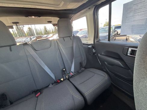 Used 2025 Jeep Wrangler Unlimited Sahara AWD/4WD image 37