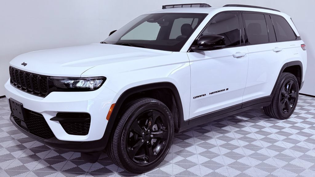 Used 2023 Jeep Grand Cherokee Altitude AWD/4WD image 7
