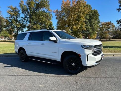 Used 2021 Chevrolet Suburban LT image 2