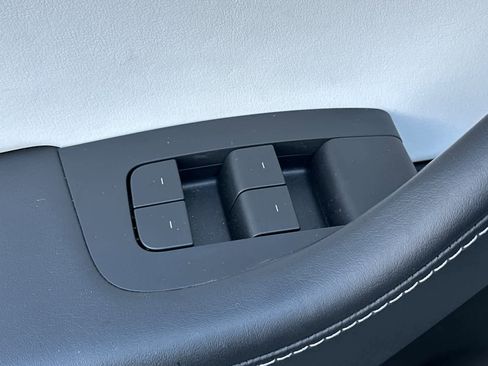 Used 2021 Tesla Model Y Long Range image 13