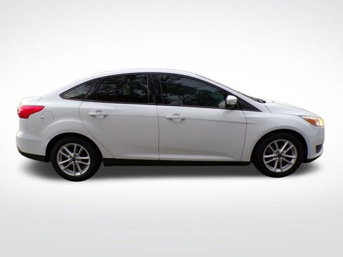 Used 2016 Ford Focus SE w/ SE Cold Weather Package FWD image 9