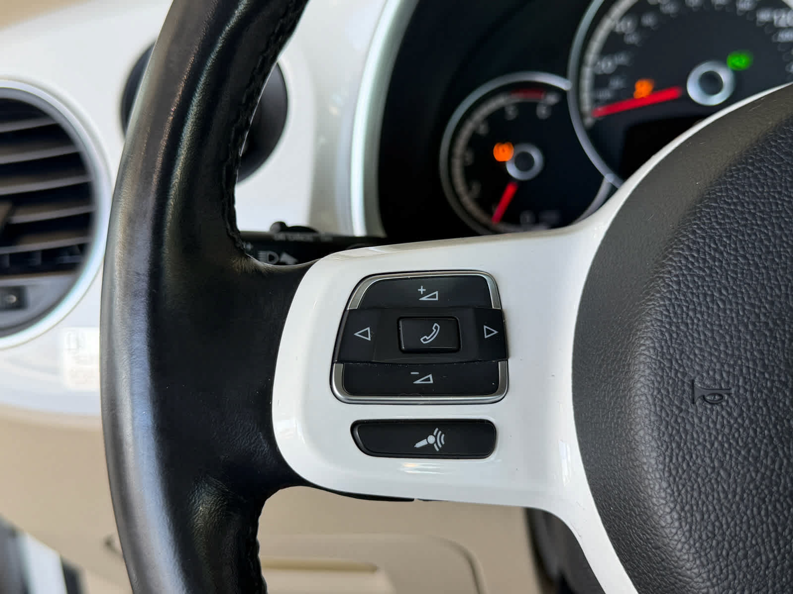 Used 2013 Volkswagen Beetle TDI FWD image 21