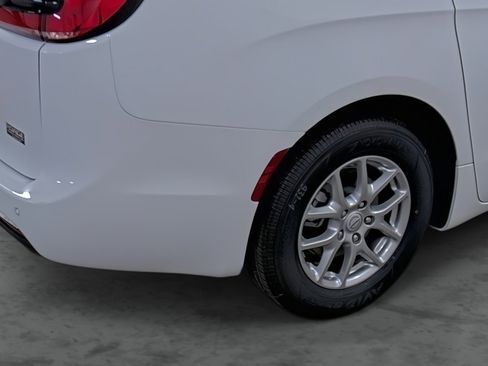 New 2026 Chrysler Pacifica Select image 12