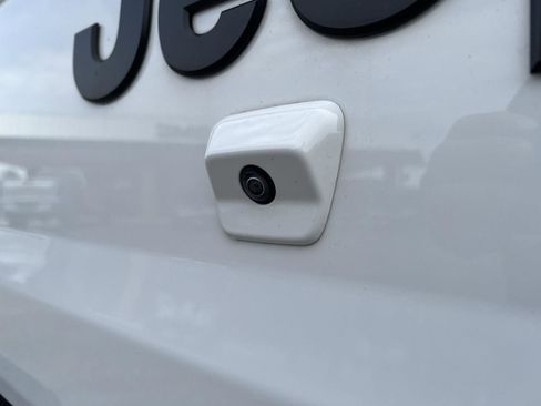 Used 2021 Jeep Gladiator Willys image 8