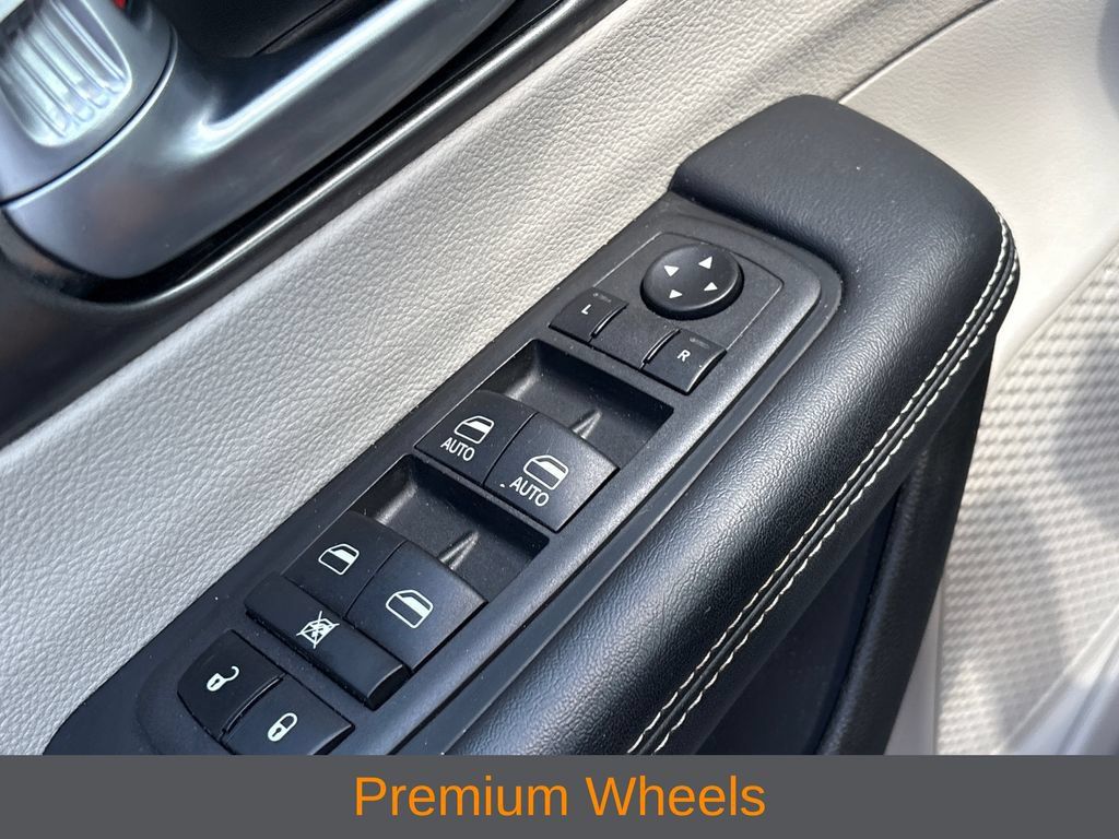 Used 2024 Chrysler Pacifica Touring-L FWD image 11