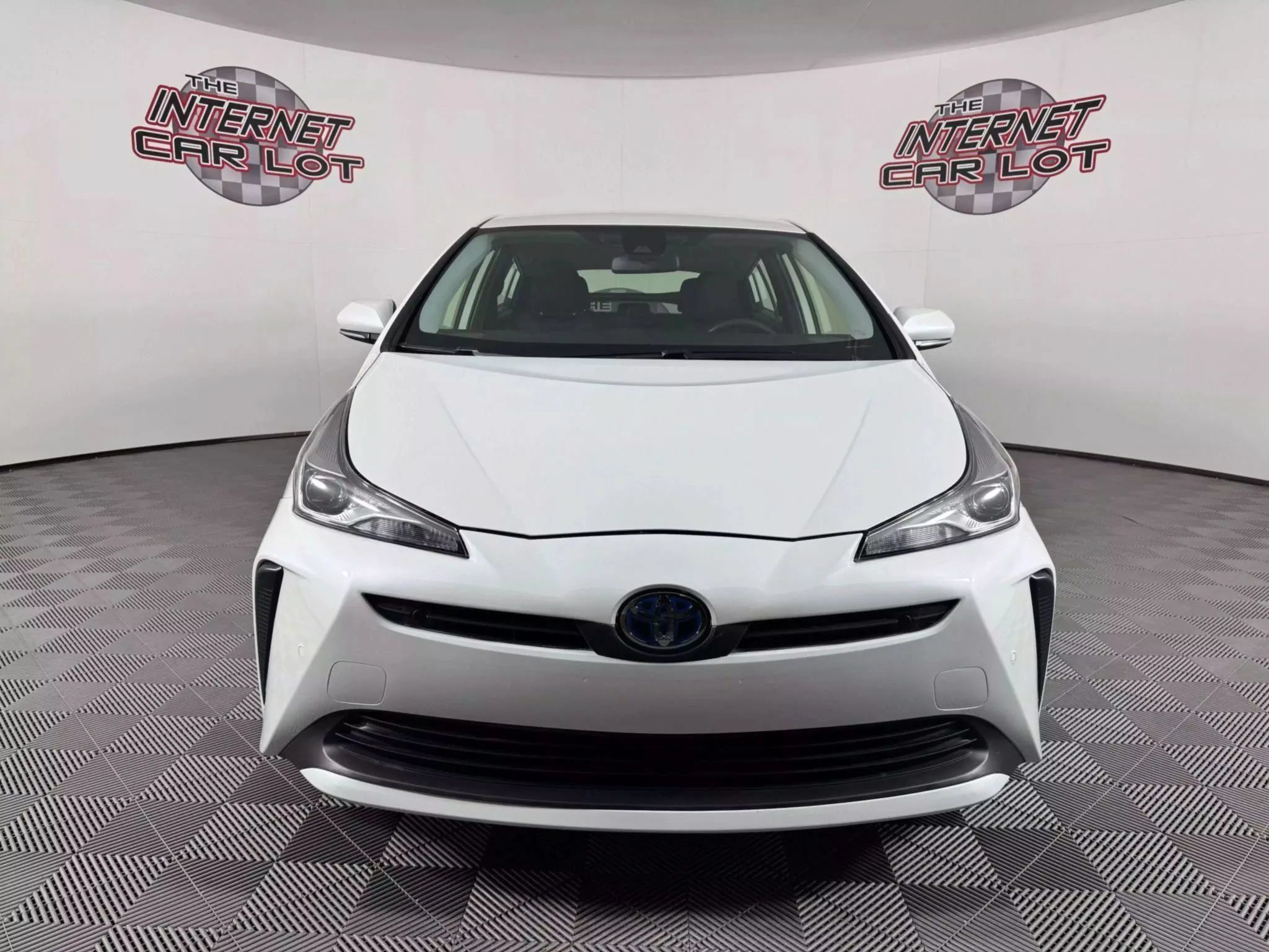 Used 2022 Toyota Prius LE FWD image 2