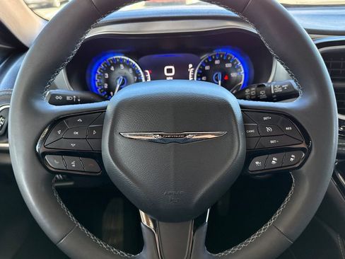 Used 2025 Chrysler Pacifica Limited image 34