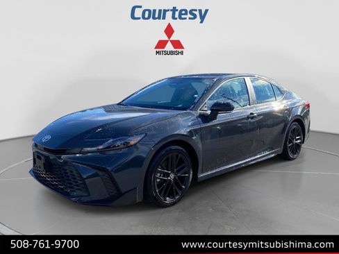 Used 2025 Toyota Camry SE FWD image 1