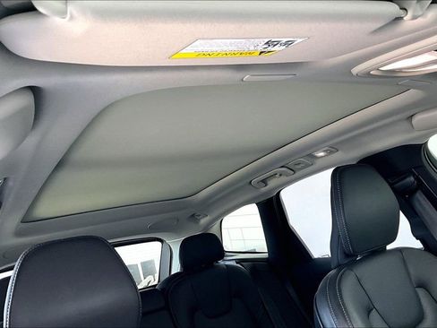 Certified 2023 Volvo XC60 B5 Ultimate w/ Climate Package image 21