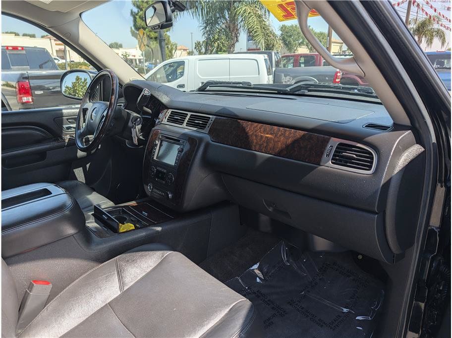 Used 2011 GMC Sierra 2500 Denali w/ Suspension Package, Off-Road AWD/4WD image 12