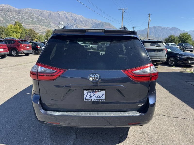 Used 2020 Toyota Sienna XLE w/ XLE Navigation Package FWD image 4