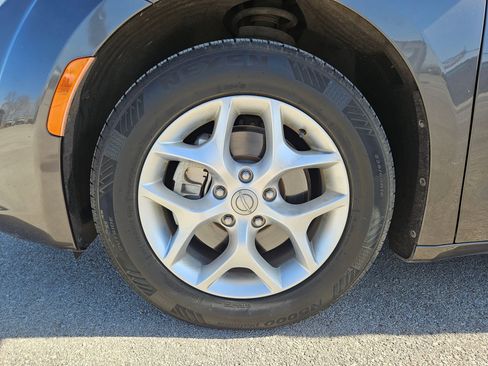 Used 2020 Chrysler Pacifica Touring w/ Tire & Wheel Group image 31