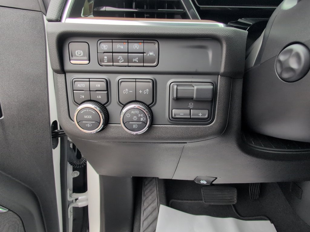 Used 2025 Chevrolet Suburban High Country AWD/4WD image 21