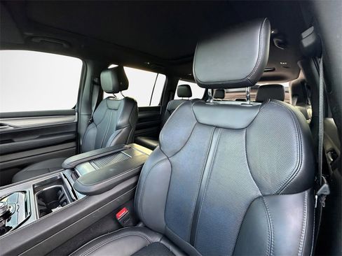 Certified 2024 Jeep Wagoneer Series II image 19