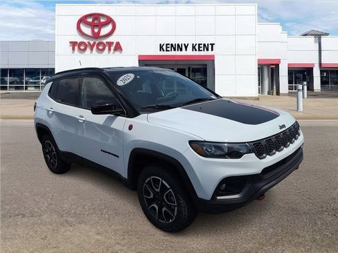 Used 2025 Jeep Compass Trailhawk AWD/4WD image 1