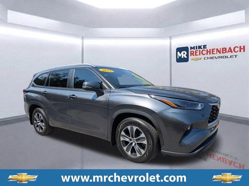 Used 2024 Toyota Highlander XLE FWD image 1