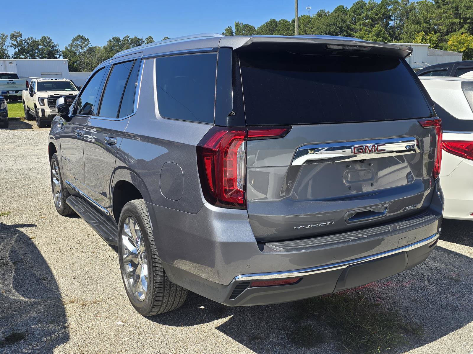 Used 2021 GMC Yukon SLT w/ SLT Premium Package AWD/4WD image 4
