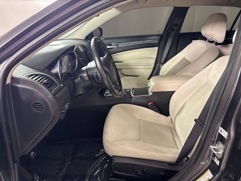 Used 2019 Chrysler 300 Touring w/ Chrome Appearance Package image 21