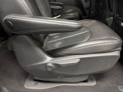 Used 2022 Chrysler Pacifica Touring-L w/ Uconnect Theater Family Group image 11