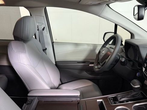 Used 2024 Toyota Sienna XLE FWD image 33