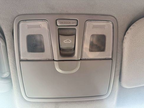 Used 2012 Hyundai Veloster w/ Style Pkg image 23