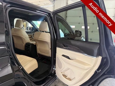 Used 2023 Jeep Grand Cherokee Limited w/ Black Appearance Package AWD/4WD image 39