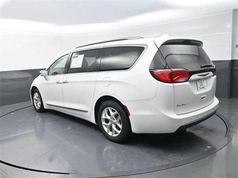 Used 2020 Chrysler Pacifica Limited image 5