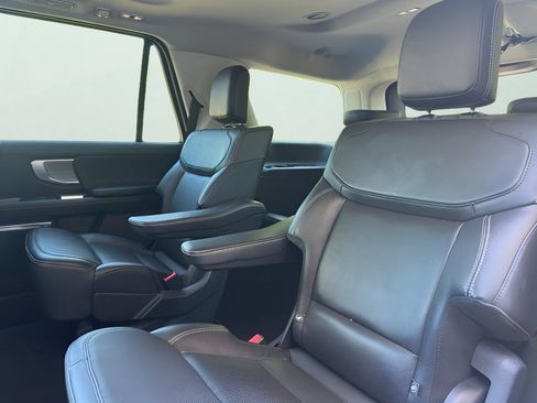 Used 2025 Ford Expedition Platinum AWD/4WD image 17