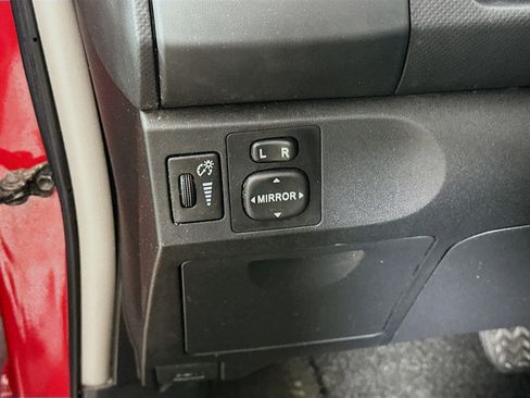 Used 2010 Toyota Yaris 2-Door Hatchback image 16