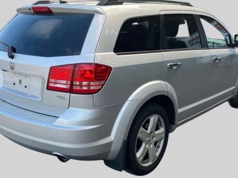 Used 2009 Dodge Journey R/T w/ Rear Seat Video Group FWD image 2