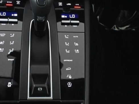 Used 2025 Porsche Macan AWD/4WD image 25