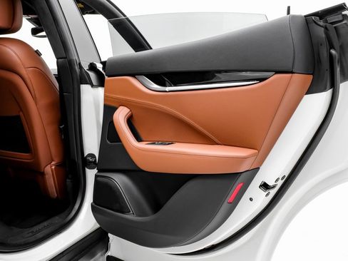 Used 2020 Maserati Levante image 44