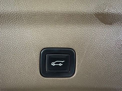 Used 2021 GMC Yukon Denali w/ Denali Premium Package image 8