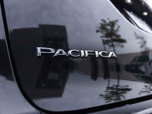 Used 2022 Chrysler Pacifica Touring-L w/ Uconnect Theater Family Group FWD image 19