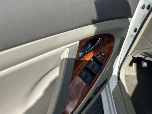 Used 2011 Toyota Camry Hybrid image 16