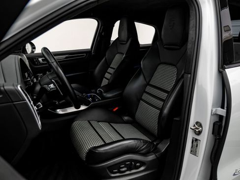 Used 2022 Porsche Cayenne Turbo image 37