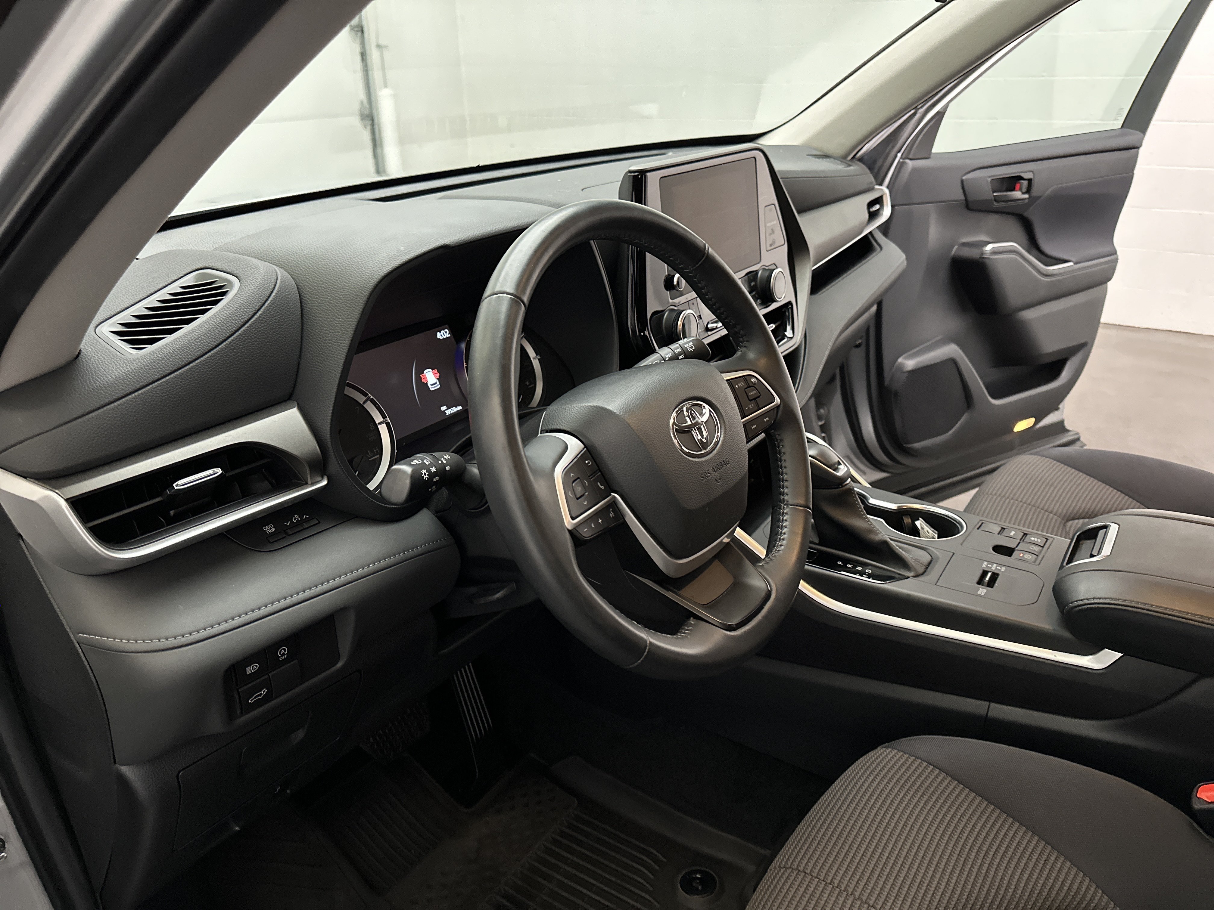 Used 2023 Toyota Highlander LE FWD image 14