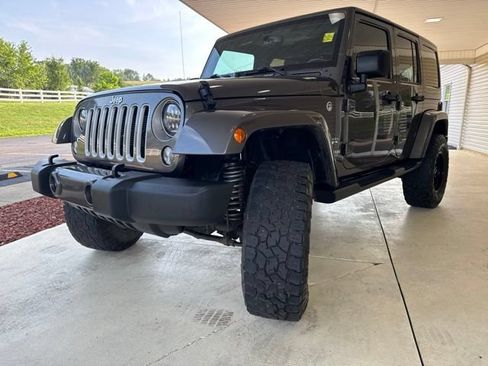 Used 2018 Jeep Wrangler Unlimited Sahara w/ Connectivity Group AWD/4WD image 10