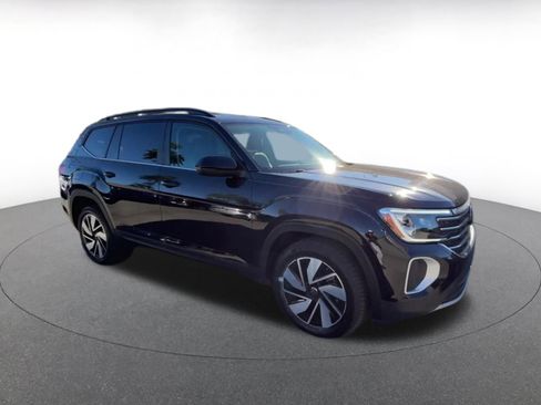 Used 2025 Volkswagen Atlas SE image 2