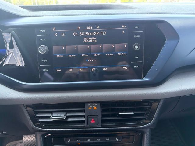 Used 2023 Volkswagen Taos SE w/ Panoramic Sunroof Package FWD image 24