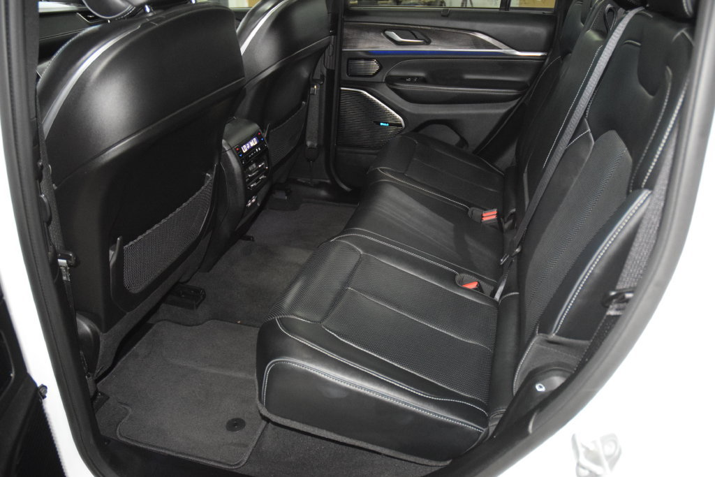 Used 2022 Jeep Grand Cherokee Overland w/ Luxury Tech Group IV AWD/4WD image 44