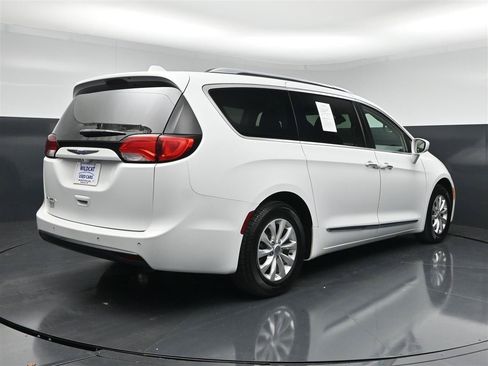 Used 2018 Chrysler Pacifica Touring-L FWD image 6