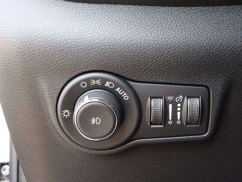 New 2025 Jeep Compass Latitude w/ Sun & Sound Group image 11